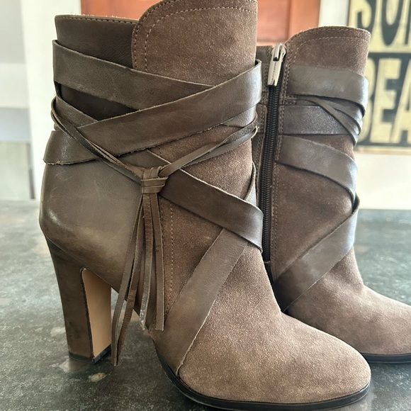 Fabulous Vince Camuto suede and leather bootie, Size 7.5 - Picture 2 of 5